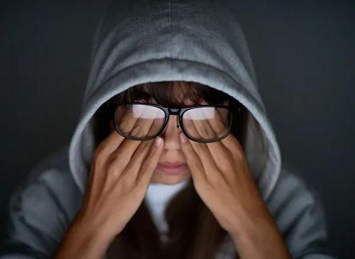 吃瓜网红洗眼睛,吃瓜网红引领眼部护理风尚